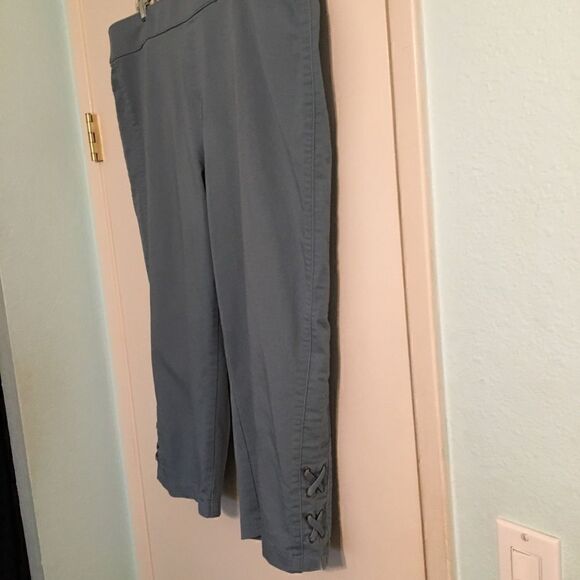 Avenue pull on  capris Women’s 18 blue with stretch NEW - Picture 2 of 8
